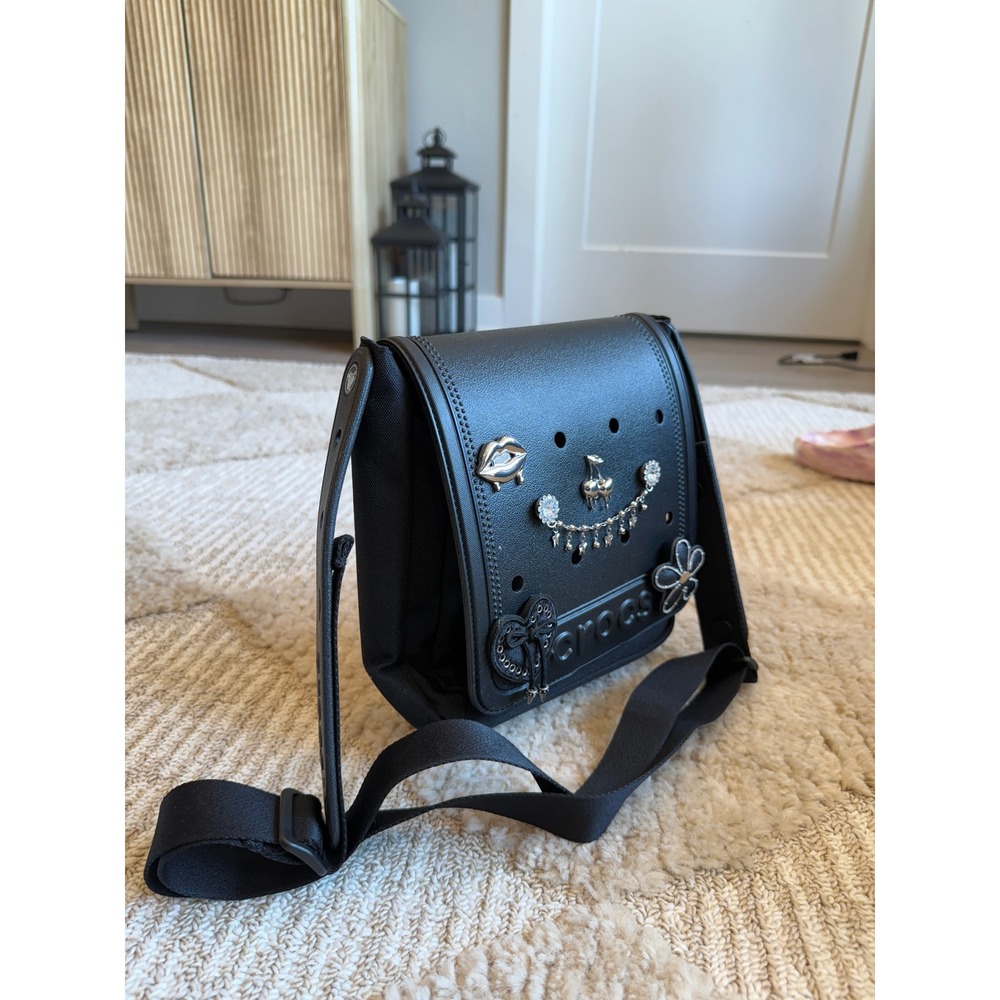 Crocs Crossbody Bag Black Messenger Purse new no tags JIBBITZ NOT INCLUDED - Picture 2 of 3